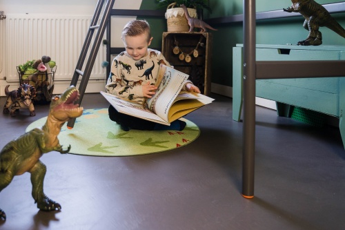 KINDERKAMERVLOER BETONSTUC VAN HET MERK STONE AGE  KLEUR MUD  TE GENEMUIDEN