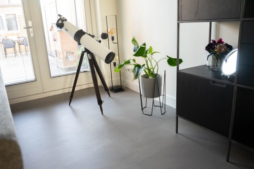 WOONKAMER MET BETONSTUC VAN STONE AGE  KLEUR PEBBLE  TE GENEMUIDEN