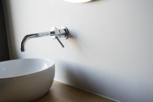 DOUCHE WAND  BETONSTUC VAN HET MERK STONE AGE  KLEUR ROSE WHITE TE GENEMUIDEN